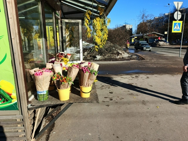 У 10 станций петербургского метро выявили нелегальных торговцев цветами