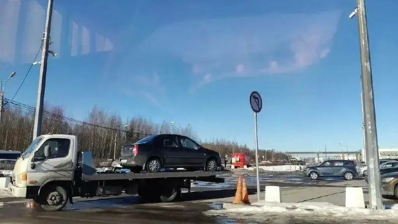 С парковки у метро «Шушары» вывезли автомобили, оставленные в местах для лиц с ОВЗ