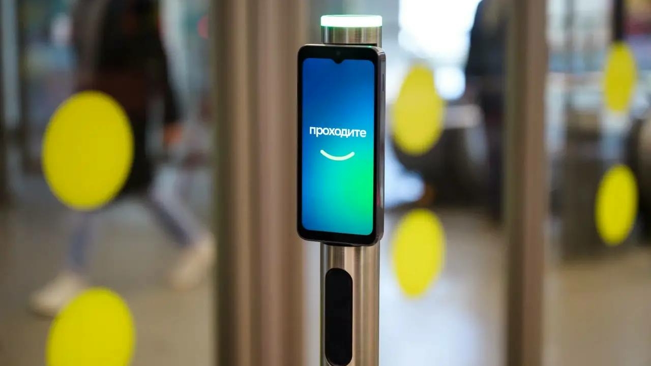 Метро Петербурга запустило оплату по биометрии на всех станциях