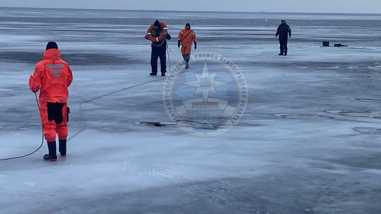 Спасатели эвакуировали рыбаков с подтаявшего льда Ладожского озера