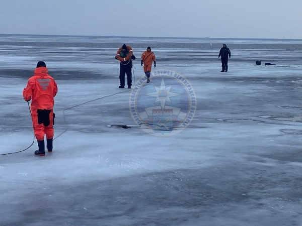 Спасатели эвакуировали рыбаков с подтаявшего льда Ладожского озера