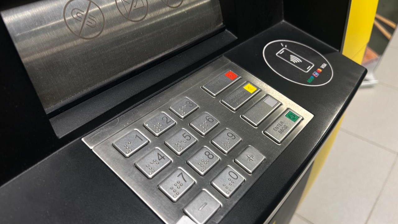 Число банкоматов в России снизилось до уровня 2010 года