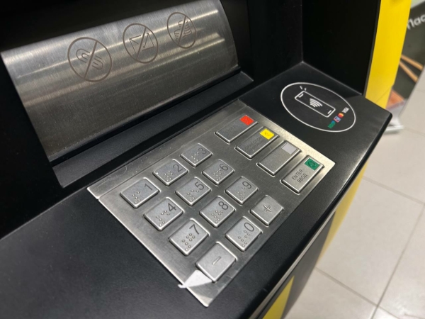 Число банкоматов в России снизилось до уровня 2010 года