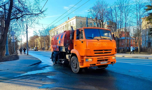 На уборку петербургских улиц ушло больше 40 тысяч кубометров воды