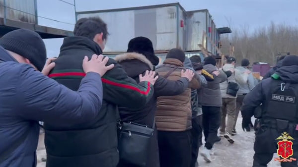 На стройке в Ленобласти проверили документы у 327 мигрантов