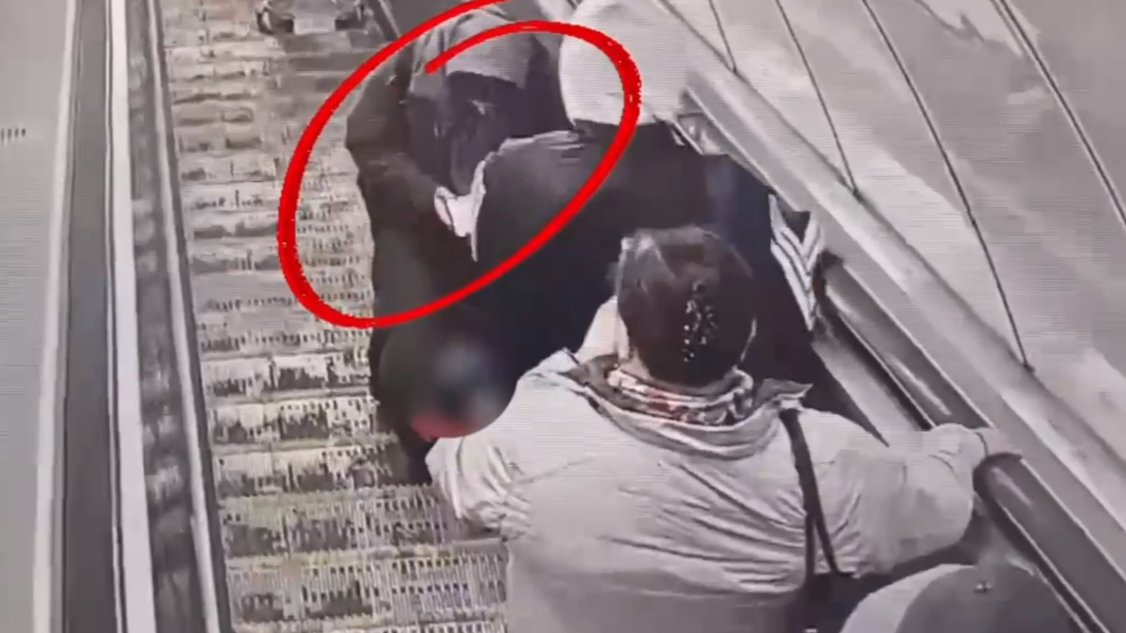 На «Чернышевской» ребенок получил травму на эскалаторе