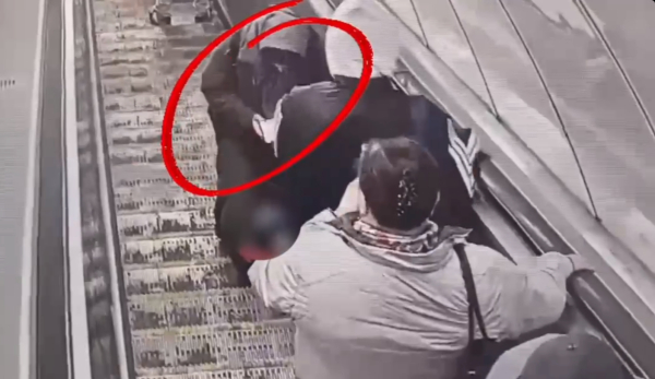 На «Чернышевской» ребенок получил травму на эскалаторе