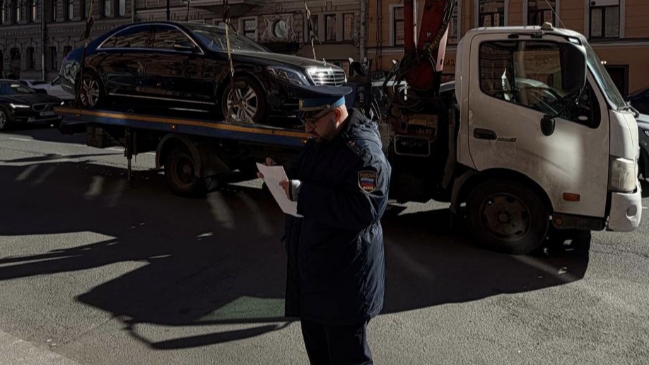 Петербуржец заплатил многомиллионный долг премиальным автомобилем