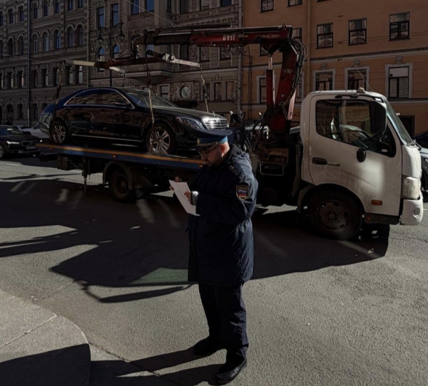 Петербуржец заплатил многомиллионный долг премиальным автомобилем