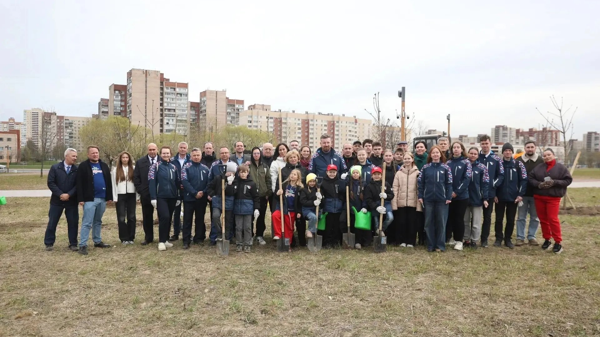 Во Фрунзенском районе заложили каштановую аллею к 90-летию троллейбуса
