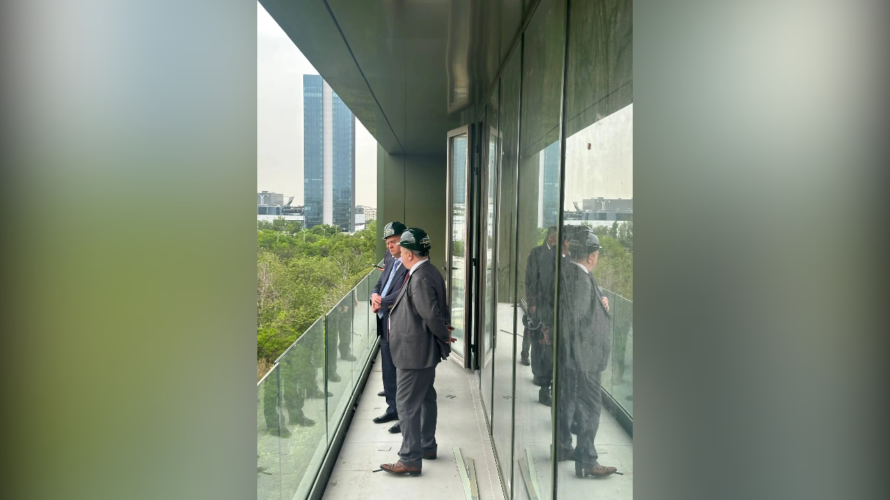 Поляков посетил стройплощадку ТД «Санкт-Петербург» в Ташкенте