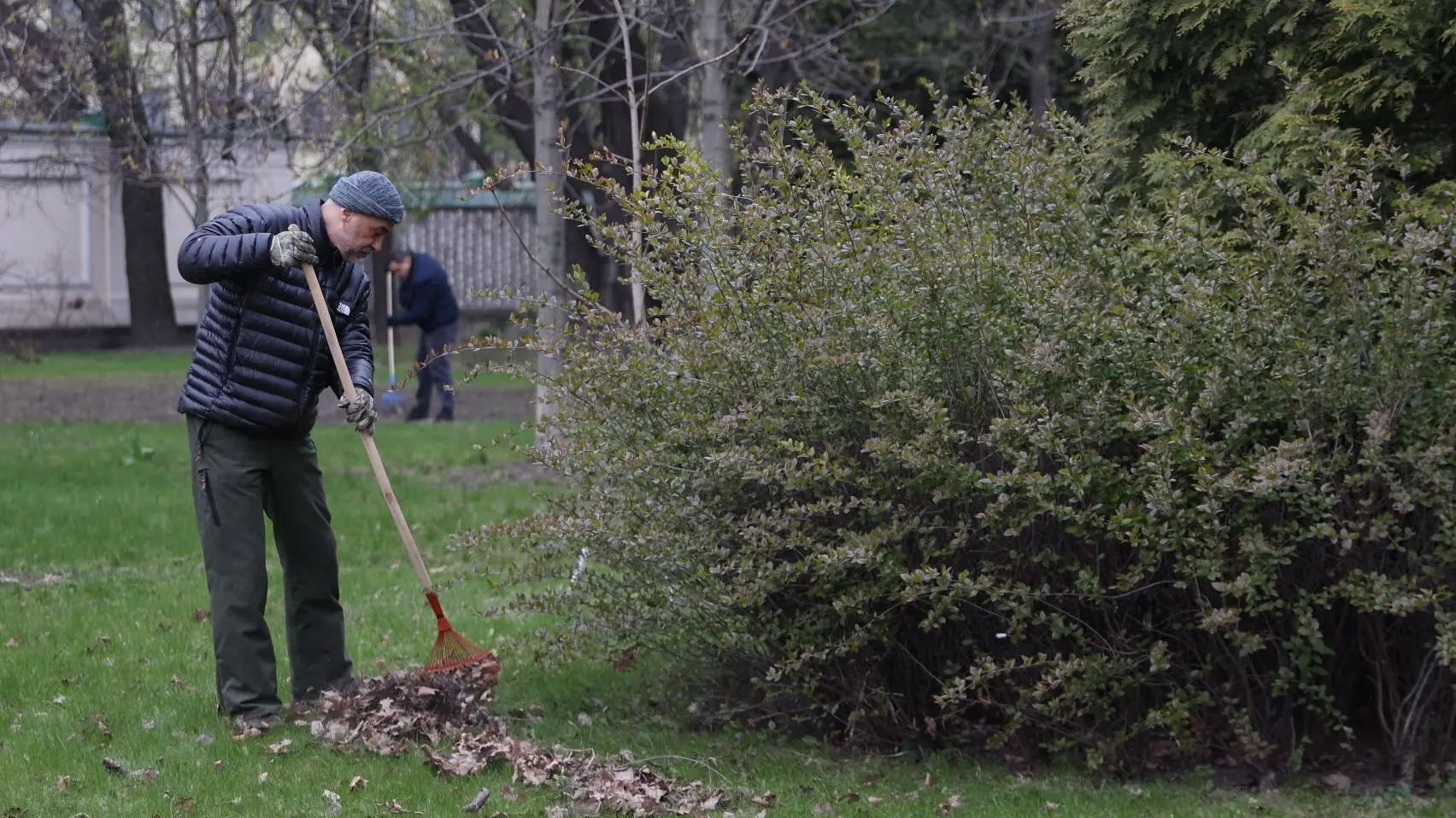 Тысячи транспортников вышли на субботник в Петербурге