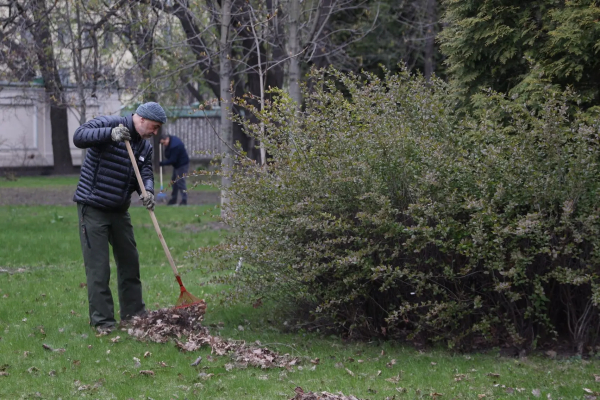 Тысячи транспортников вышли на субботник в Петербурге