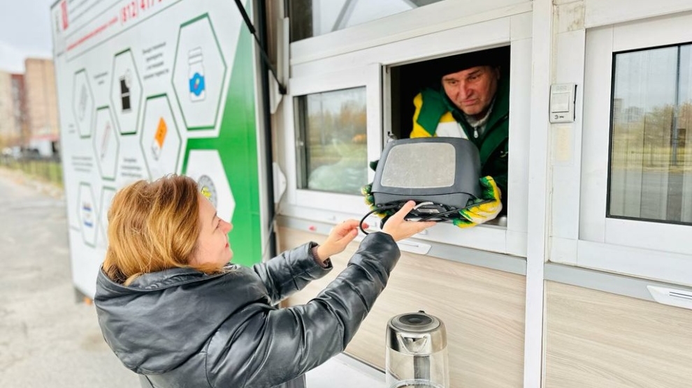 Экослужбы Петербурга вывезли десятки тонн токсичного мусора