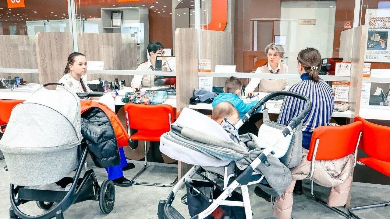 Петербургские многодетные семьи смогут получить в МФЦ электронные удостоверения