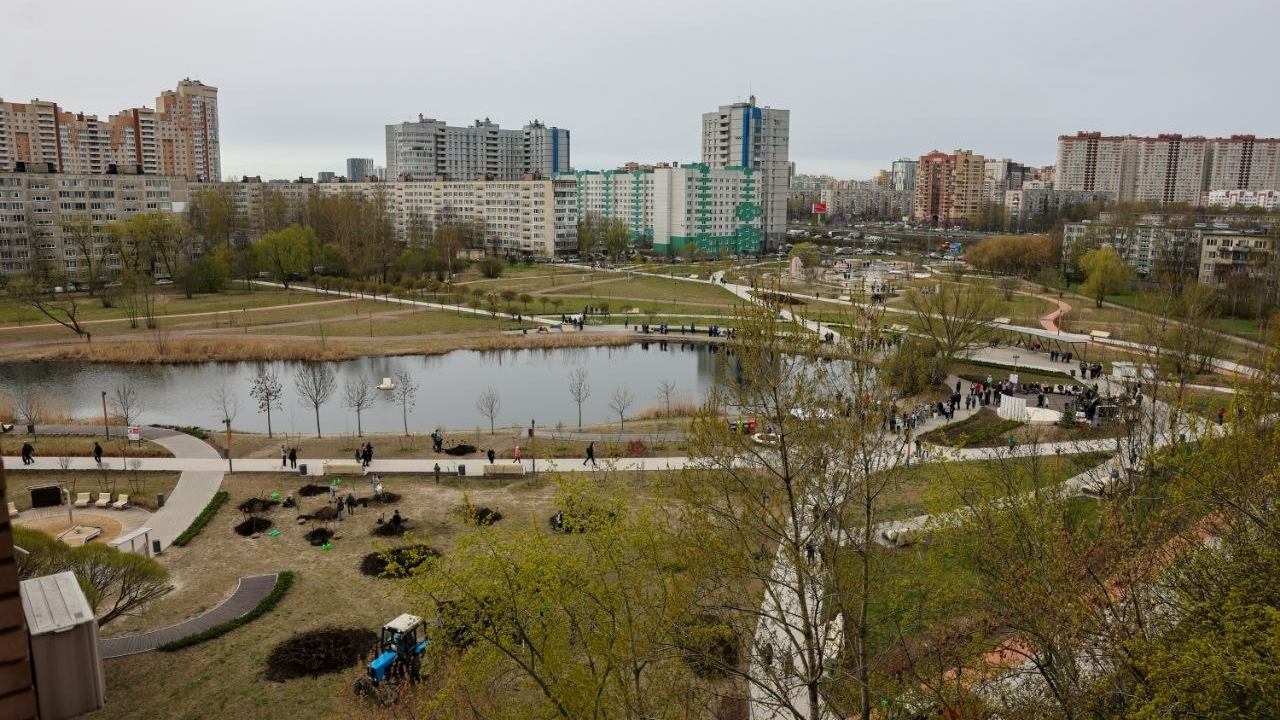 На масштабную уборку Петербурга вышли 200 тысяч горожан