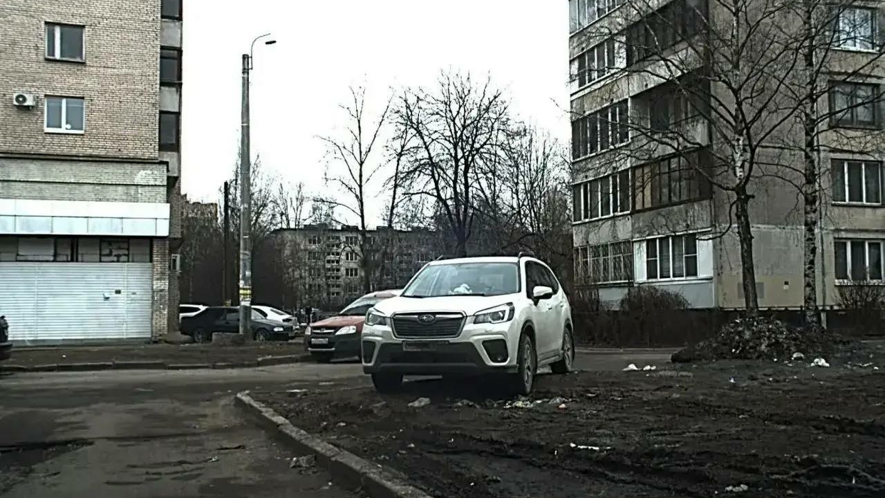 В Петербуре в шесть раз реже фиксировались неправильные парковки во дворах