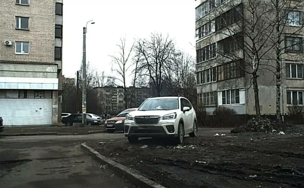 В Петербуре в шесть раз реже фиксировались неправильные парковки во дворах