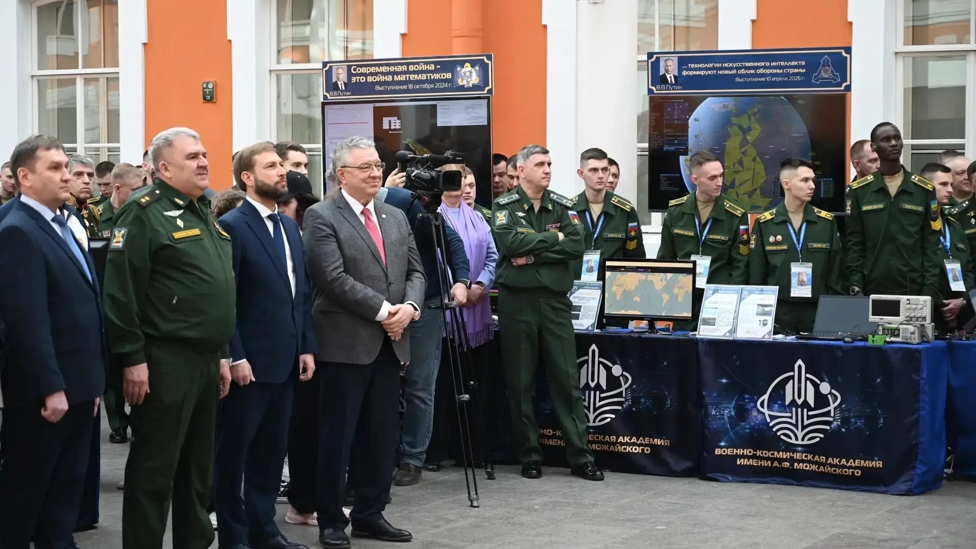 В центре Петербурга дали выстрел из пушки в честь Дня космонавтики