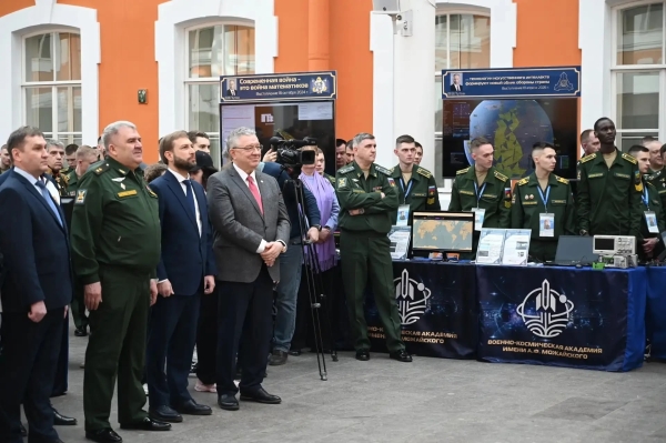 В центре Петербурга дали выстрел из пушки в честь Дня космонавтики
