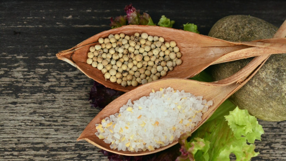 Врач Закирова: досаливать еду могут люди при дефиците натрия