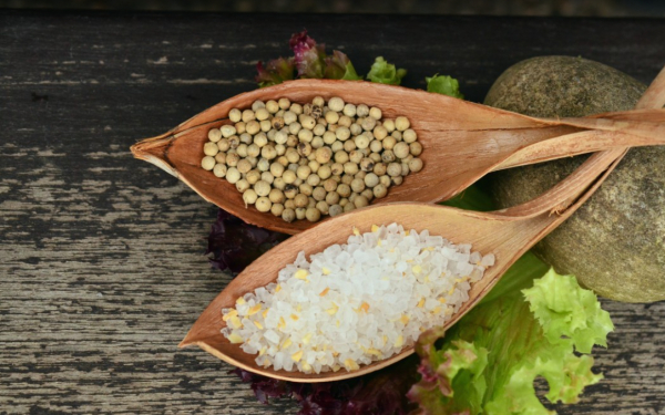 Врач Закирова: досаливать еду могут люди при дефиците натрия