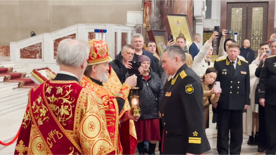 В главный храм ВМФ доставили Благодатный огонь из Иерусалима