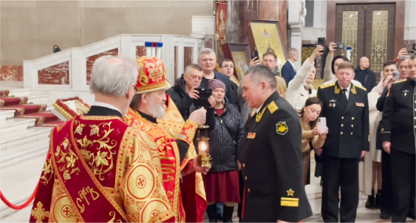 В главный храм ВМФ доставили Благодатный огонь из Иерусалима