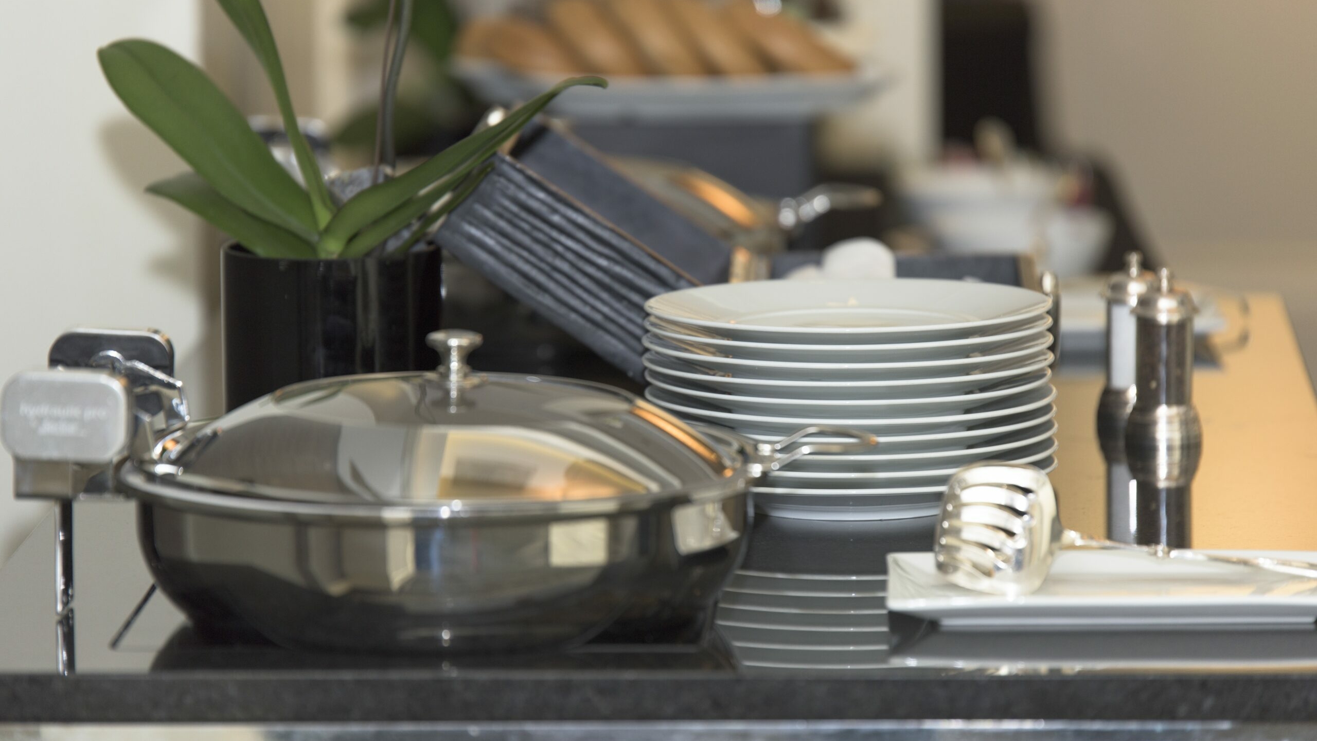 В столовых Петербурга нашли некачественные мясо и молоко