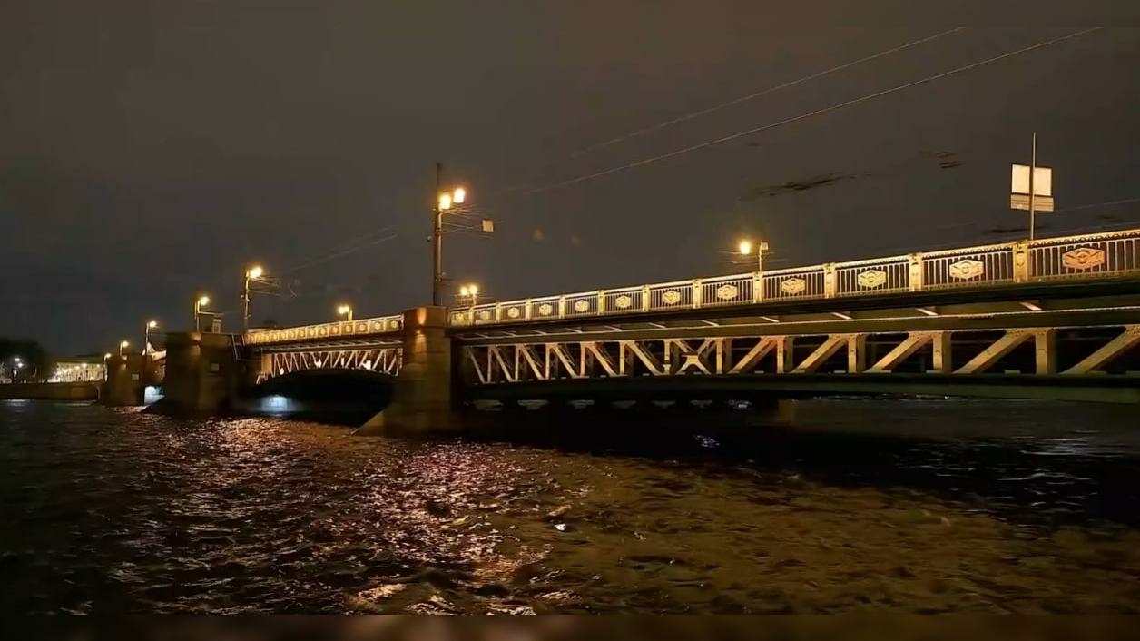 Петербург 9 Мая подсветили праздничной иллюминацией в цветах Георгиевской ленты