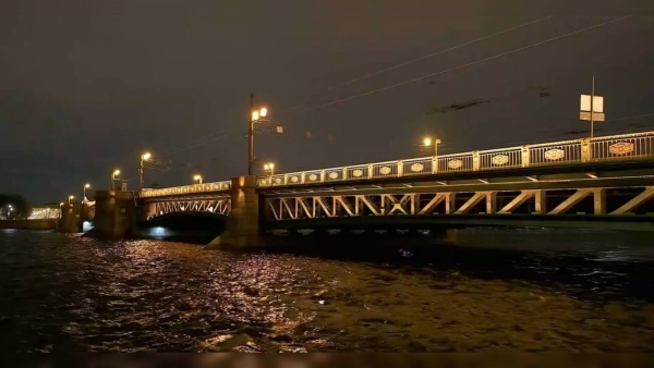 Петербург 9 Мая подсветили праздничной иллюминацией в цветах Георгиевской ленты