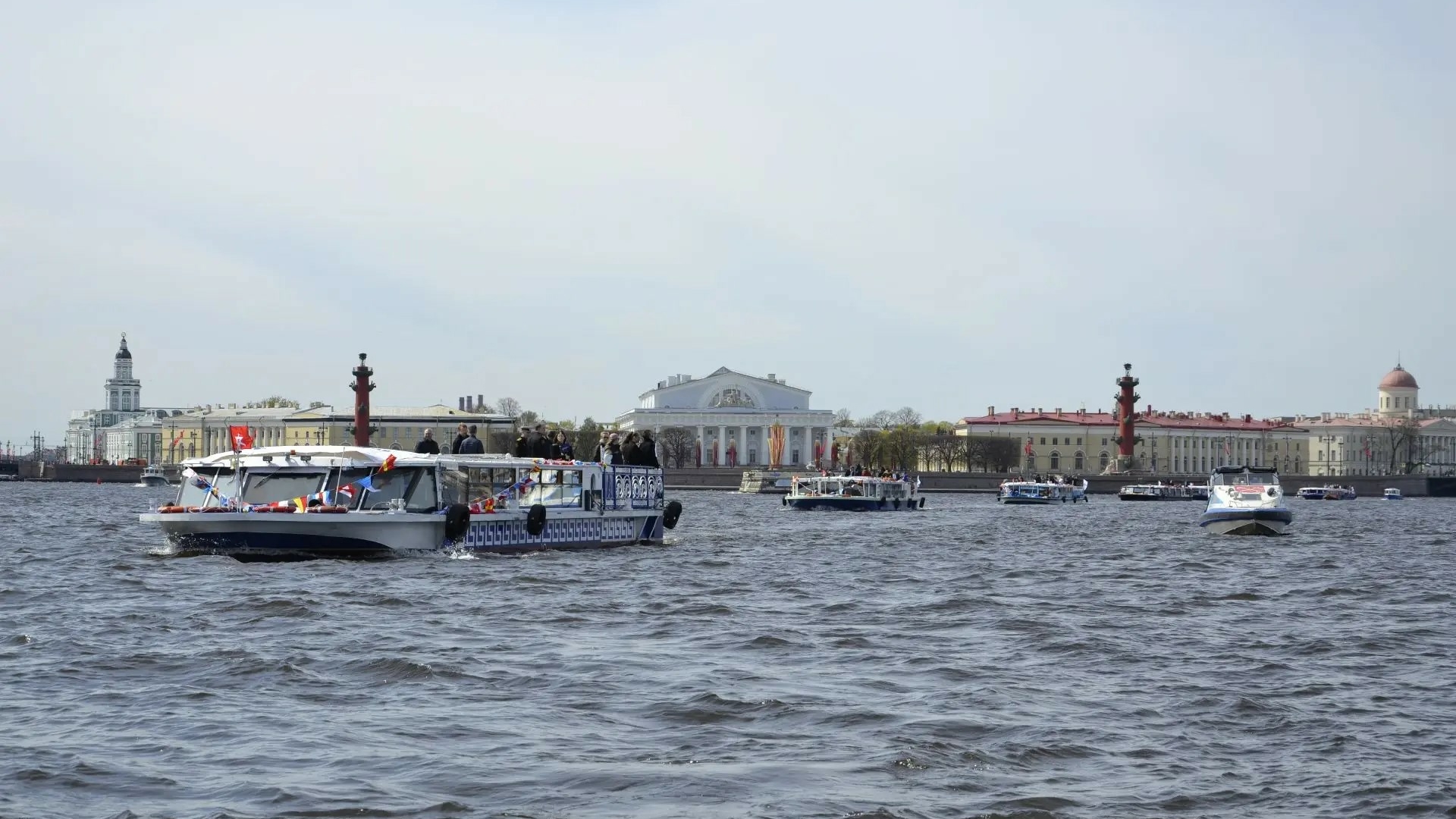 В Петербурге мероприятия на воде в День Победы прошли без происшествий