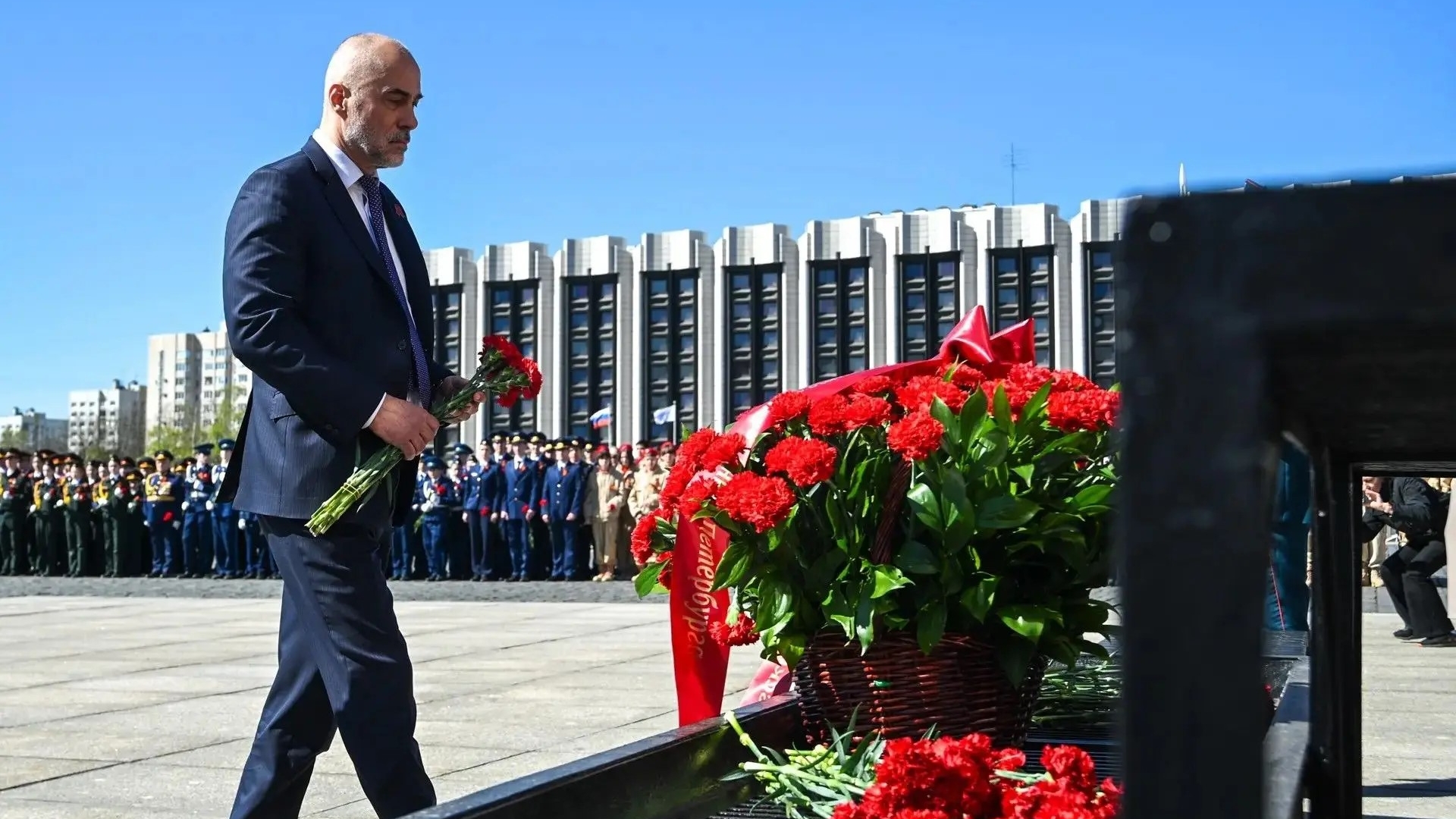 В Петербурге прошла церемония возложения цветов к Монументу героическим защитникам Ленинграда