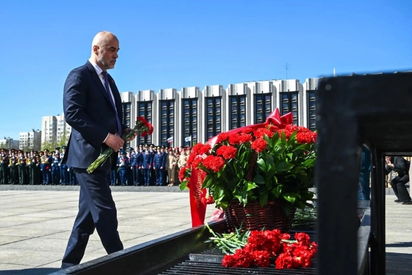 В Петербурге прошла церемония возложения цветов к Монументу героическим защитникам Ленинграда