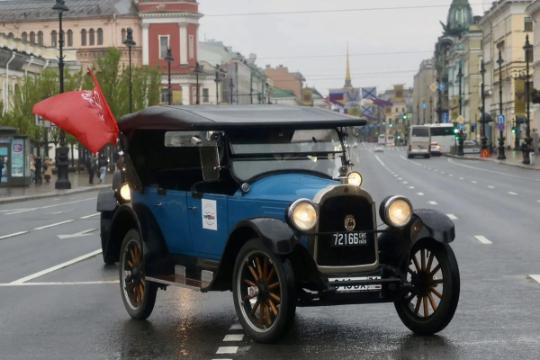По центру Петербурга проходит XI Парад ретротранспорта