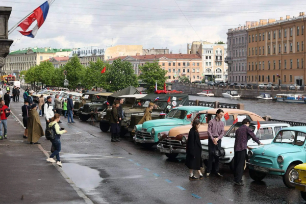 В центре Петербурга открылась выставка ретротранспорта после парада «ТранспортФеста»