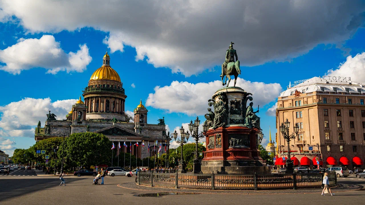 На Исаакиевской площади Петербурга вновь открылся сад-трансформер
