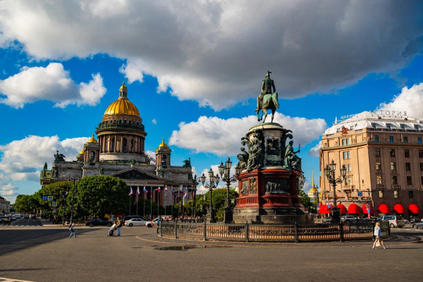На Исаакиевской площади Петербурга вновь открылся сад-трансформер