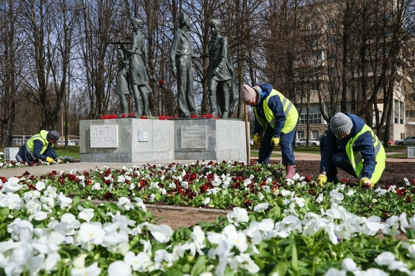 На петербургских улицах высадили 200 тысяч цветов