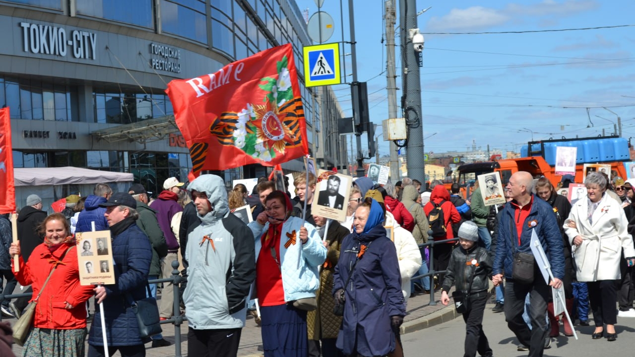 Более 100 тысяч человек приняли участие в шествии «Бессмертного полка» в Петербурге