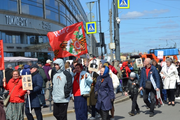 Более 100 тысяч человек приняли участие в шествии «Бессмертного полка» в Петербурге