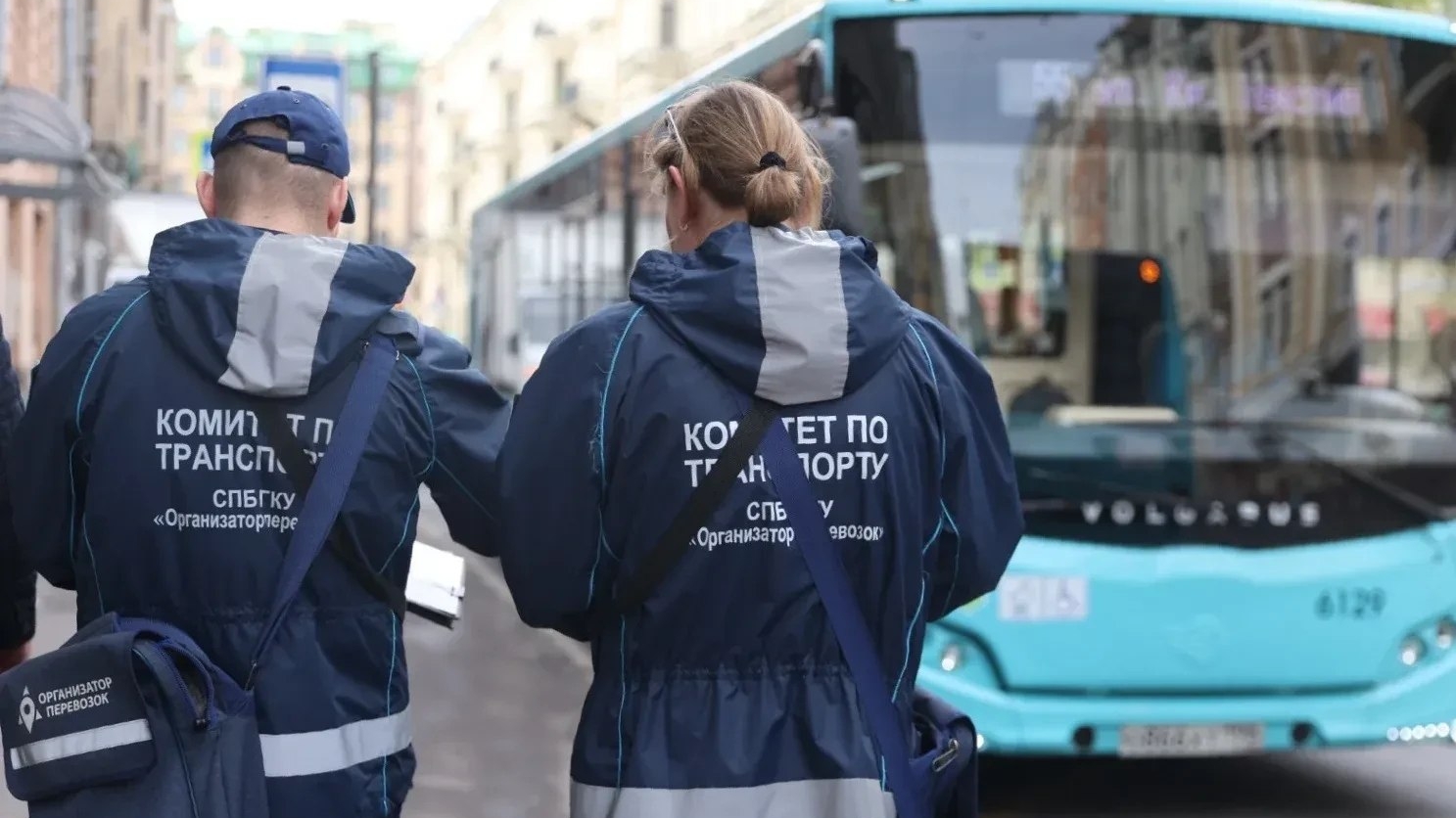 Два мигранта уехали в отделение полиции после автобусного рейда в Петербурге 