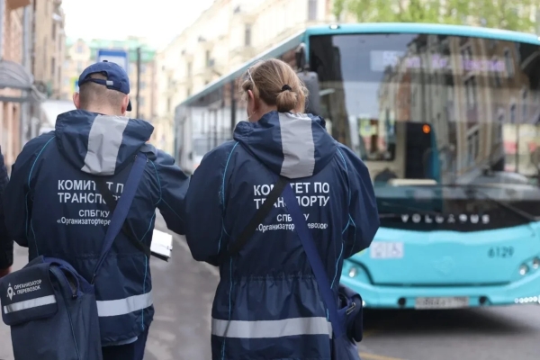 Два мигранта уехали в отделение полиции после автобусного рейда в Петербурге 