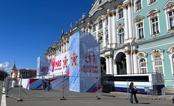На Дворцовой площади начался главный парад 9 Мая