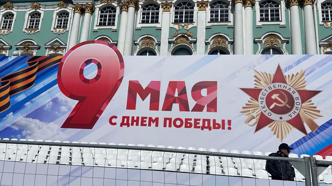 Курсант сделал предложение девушке у Исаакиевского собора в День Победы