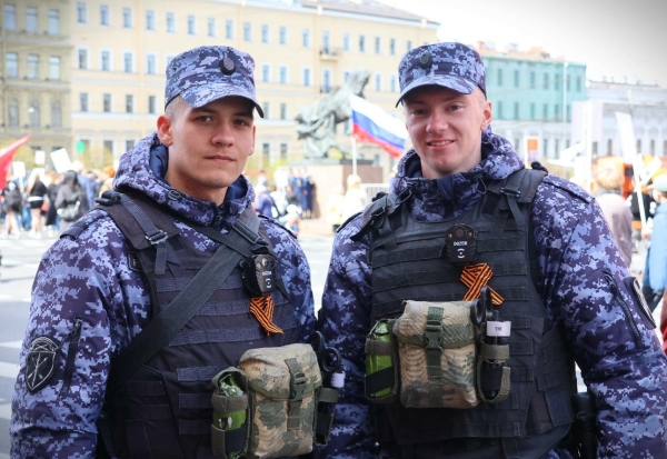 ОМОН и СОБР обеспечили порядок на шествии в Петербурге