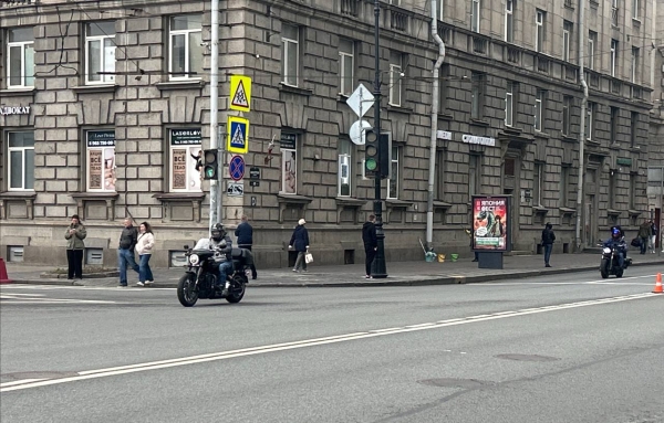 Выезд байкеров в центре Петербурга официально открыл мотосезон