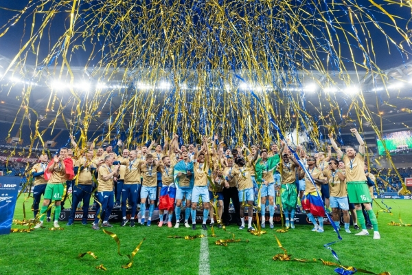 В статусе чемпиона «Зенит» встретил начало нового столетия клуба