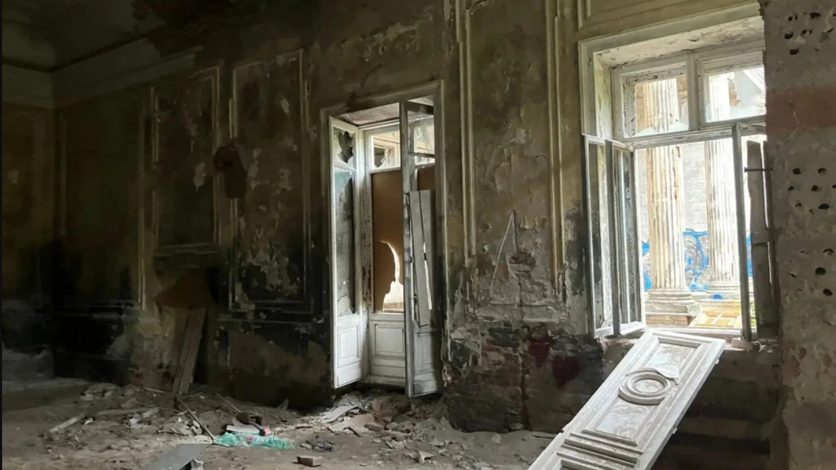 КГИОП через суд заставит привести в порядок полуразрушенный дворец в Петергофе