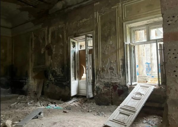 КГИОП через суд заставит привести в порядок полуразрушенный дворец в Петергофе